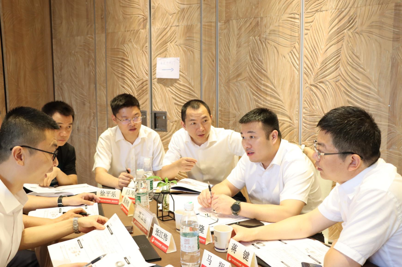 2021年6月25日-26日，EZPay二建组织开展了2021年中高层主管执行力培训。本次培训特邀清华、北大、上海交大总裁班讲师，中国企业家协会特聘高级讲师许晋老师进行授课。